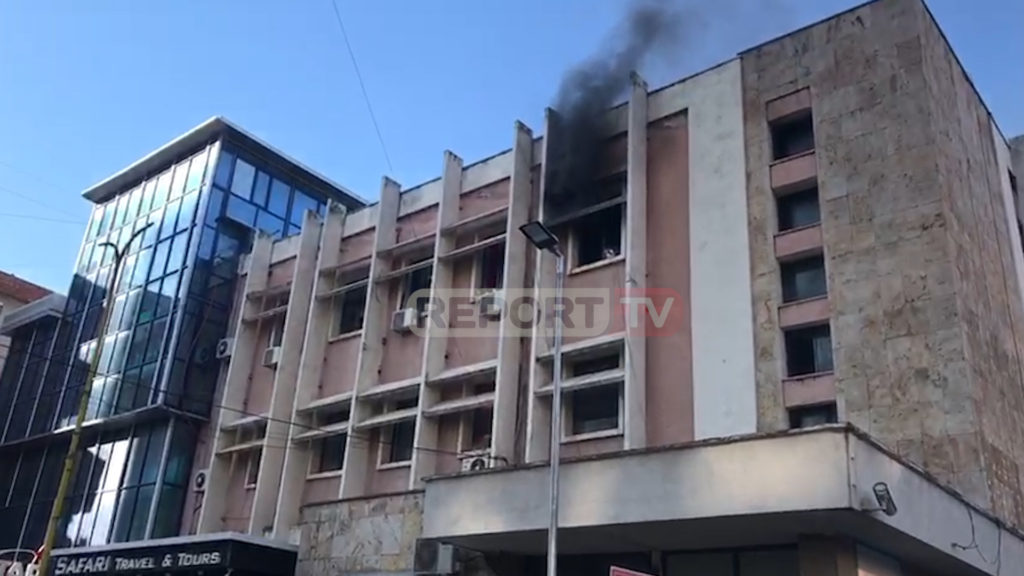 Zjarr i madh në Tiranë, në flakë njësia bashkiake në “Bulevardin Zogu i Parë”