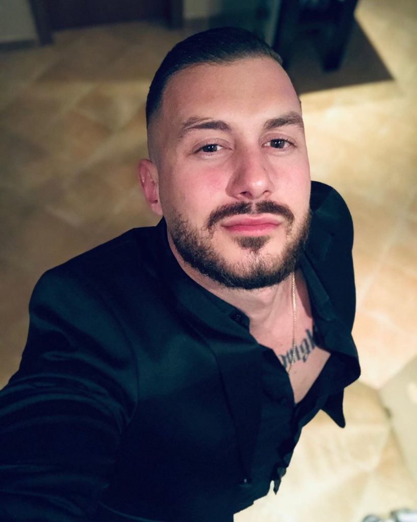“T’i theva dhëmbët!” Romeo Veshaj sherr me gazetarin (VIDEO)