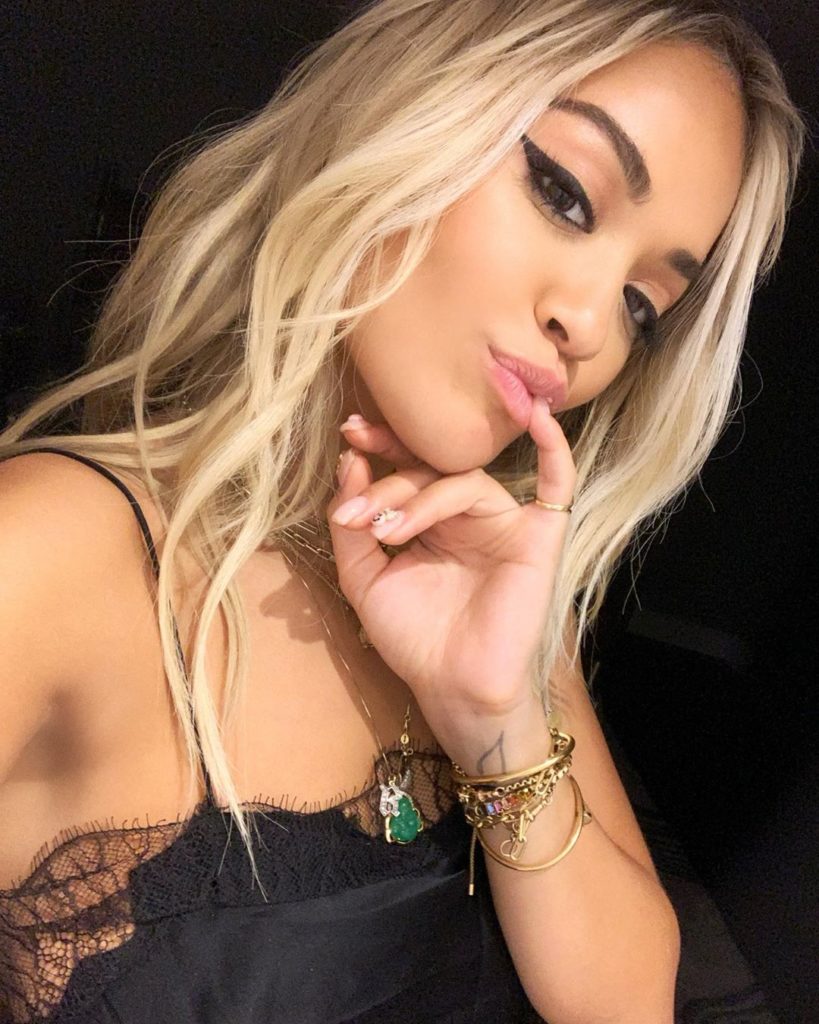 Mbajti premtimin për t’i ndërtuar shtëpi të prekurve nga tërmeti, Rita Ora ka një mesazh për të dhënë