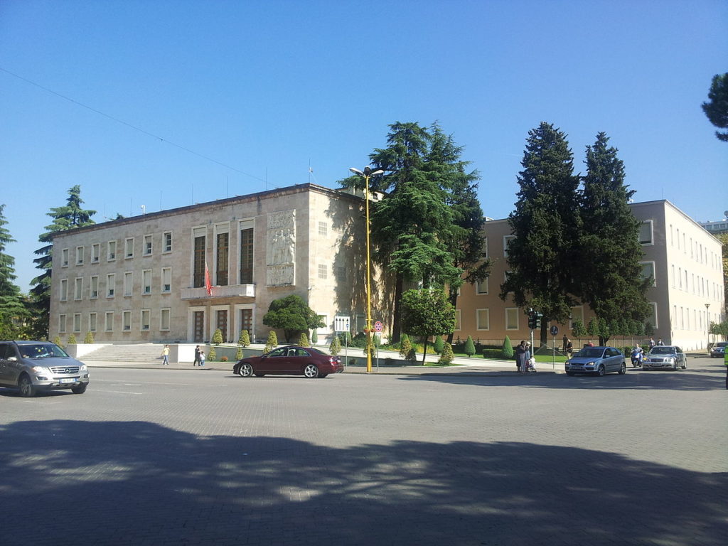 (FOTO) Muret e plasur dhe suvaja e rënë në Kryeministri! Edi Rama fton komisionerin e BE-së