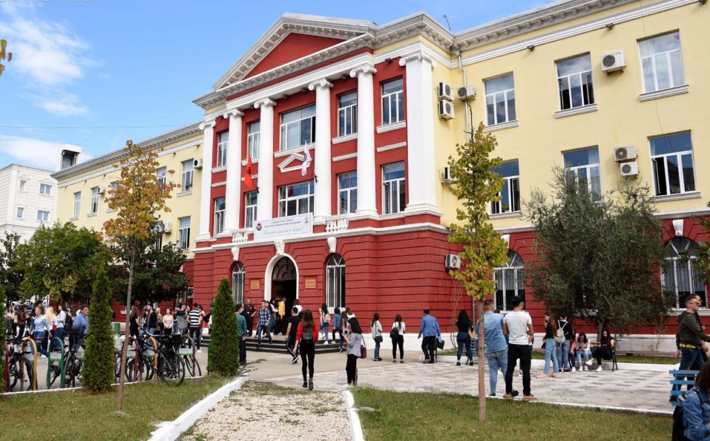 Bojkotohet mësimi, studentët nisin protestë në Fakultetin Filologjik (Video)