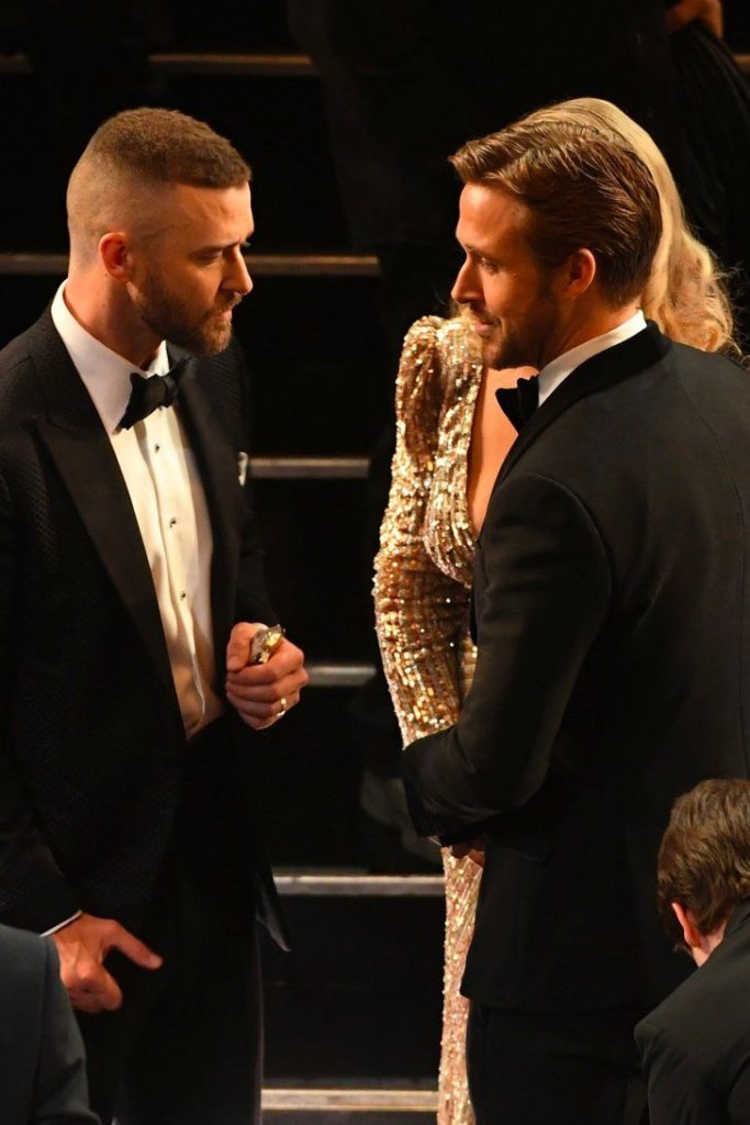 Justin Timberlake dhe Ryan Gosling vunë bast kush do ta puthte i pari këngëtaren e famshme dhe njëri fitoi!