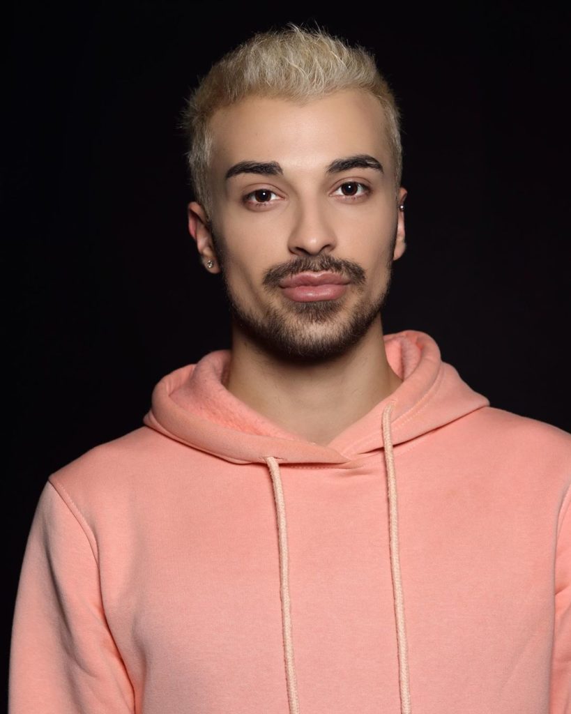 “Hiqen si laca, por janë gay”! Grimieri i njohur thotë se nuk do marrë nuse për hir të mamit!