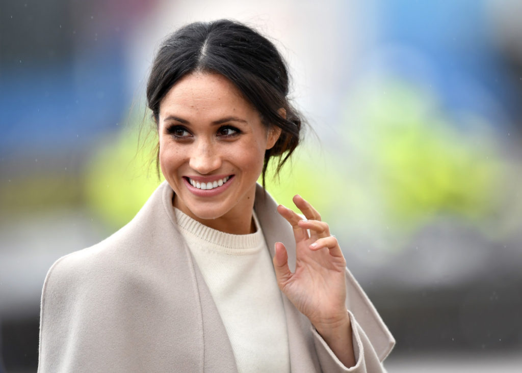 Me xhinse e pulovër, Meghan Markle i përvishet punës pas largimit nga familja mbretërore