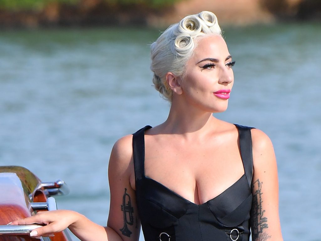 Plasën çokollatat! Lady Gaga kapet mat duke u puthur me një burrë misterioz natën e ndërrimit të viteve (VIDEO)