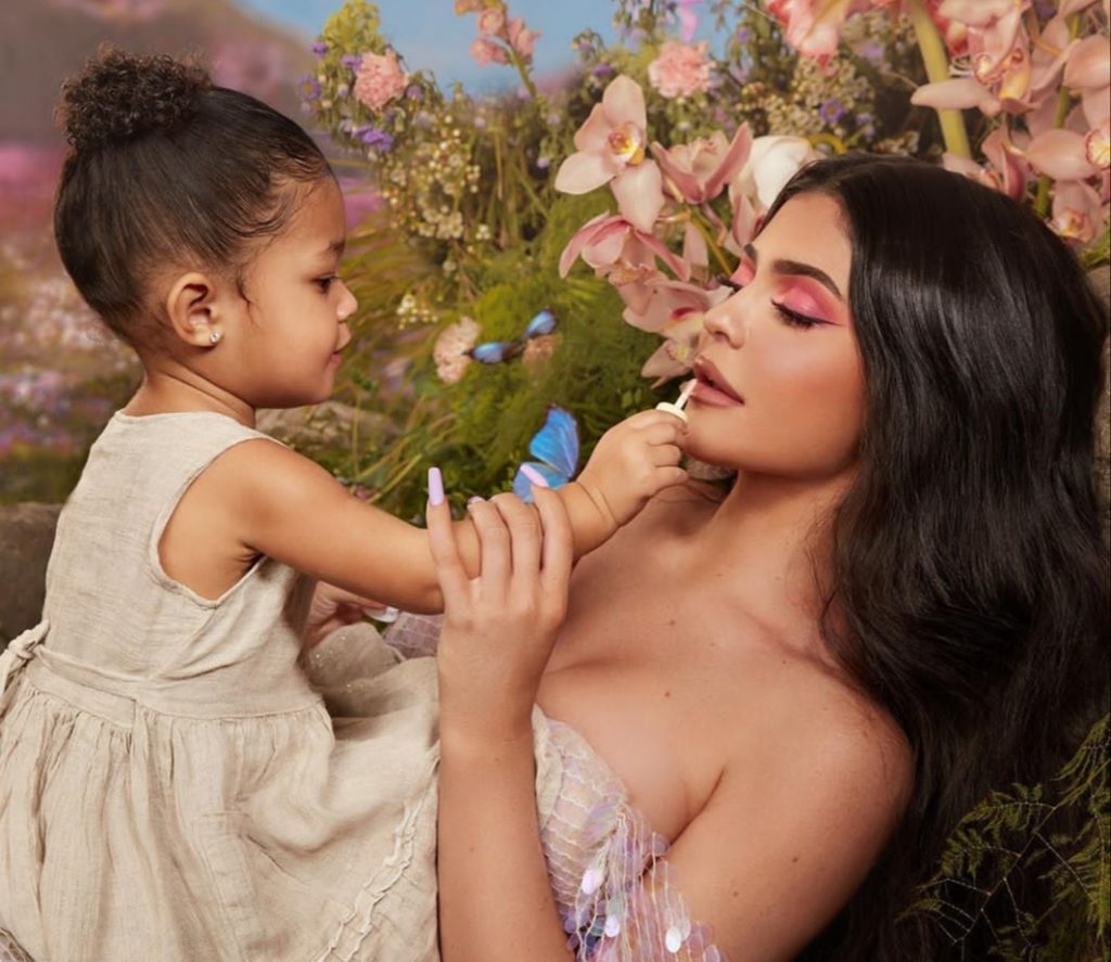 Kylie Jenner uron vajzën për 2-vjetorin e lindjes, nuk lë pa përmendur edhe Travis Scott
