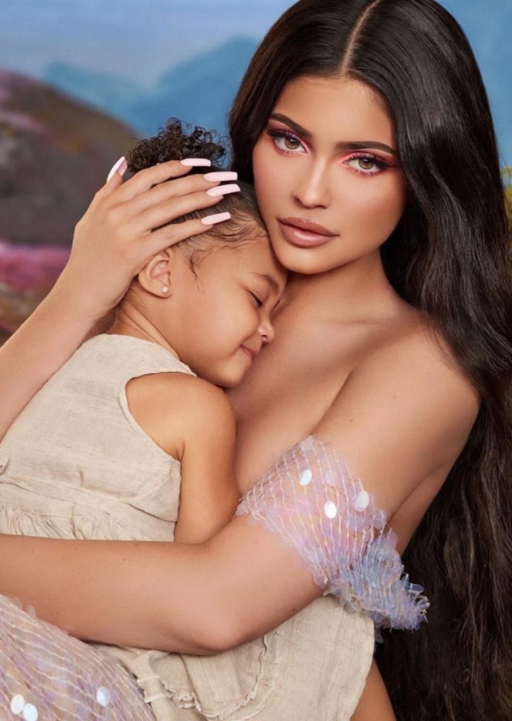 “Bota e Stormi-t”: Ditëlindja e dytë e vajzës së Kylie Jenner nuk mund të ishte më e bukur se kaq