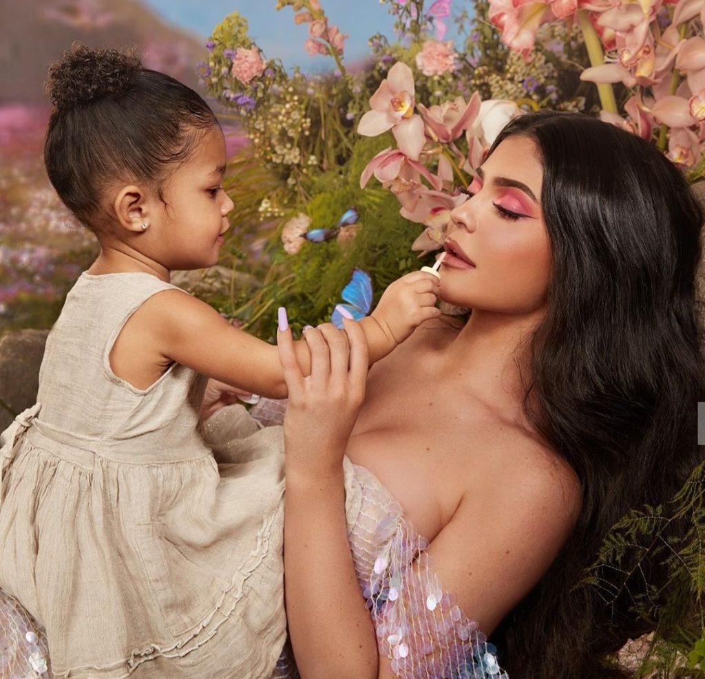 Kylie Jenner kryqëzohet nga fansat, shkak bëhen vathët e Stormi-t