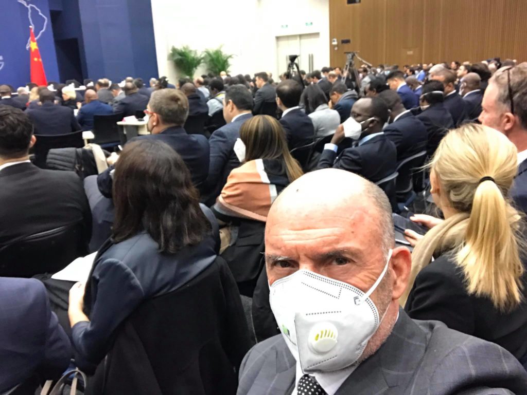 Ambasadori shqiptar në Kinë: “Po rrahin gjoksin për shpartallimin e virusit, por numri i të infektuarve po rritet me 3000 në ditë”