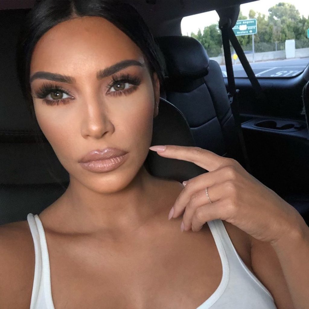Me flokë të shkurtër dhe grim minimalist, ja si dukej Kim Kardashian në klasën e nëntë