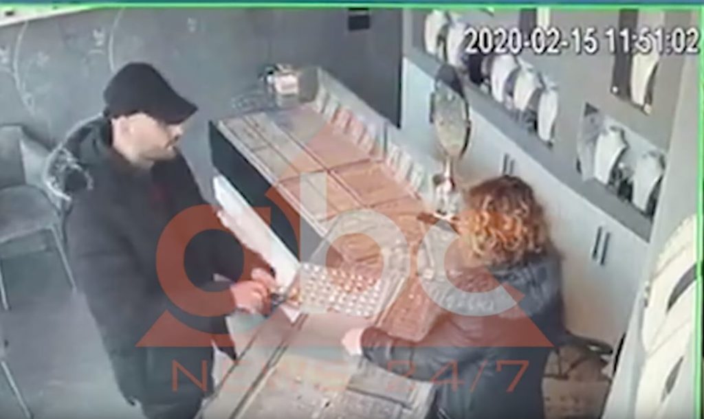 Elbasan: U fut për të vjedhur, gruaja i rrëmben pistoletën grabitësit (VIDEO)
