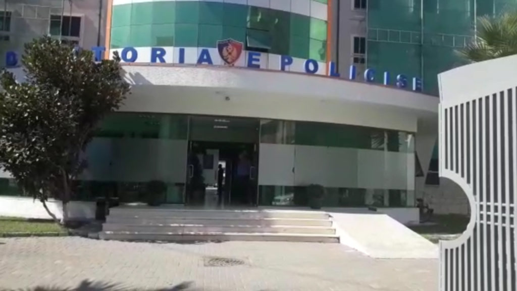 E rëndë në Durrës, burri vret me levë gruan brenda dyqanit