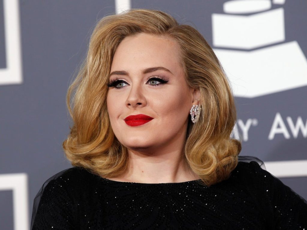 Shijojeni nga koka te këmbët! Adele më në fund u shfaq pasi rrëzoi plot 44 kilogramë!