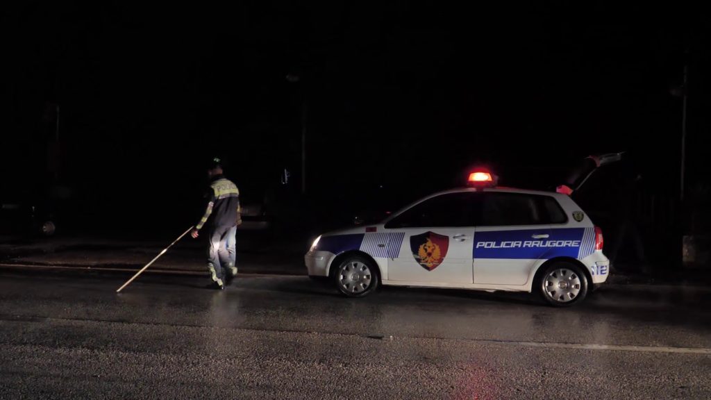 Makina bie në humnerë, humbin jetën 2 persona, 8 të plagosur