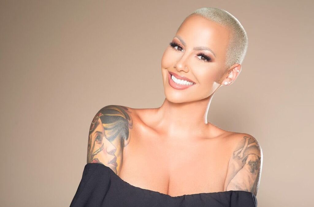 Amber Rose bën tatuazh në ballë emrat e dy djemve të saj! (Foto)