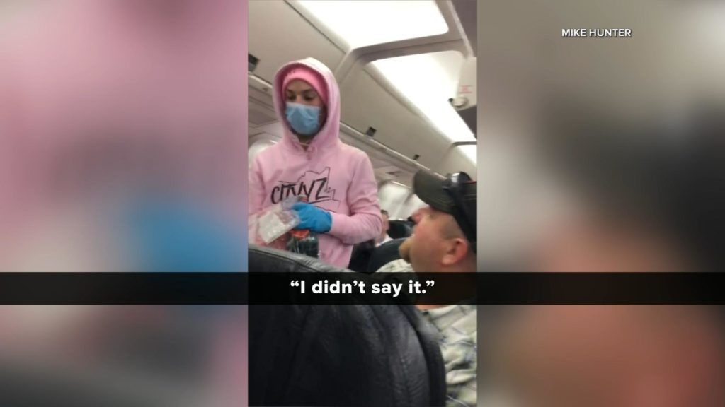 E ka tepruar pak! Një këngëtar amator tha se është me koronavirus në mes të avionit vetëm për t’u bërë i famshëm