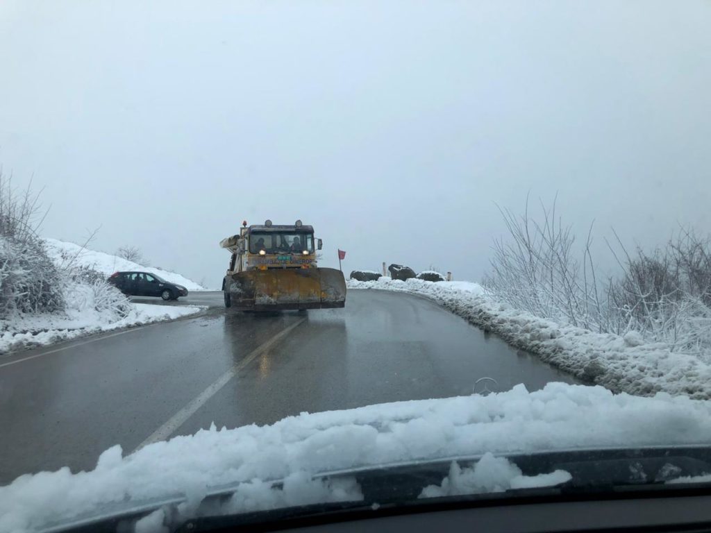 Reshjet e dëborës lënë pa energji elektrike disa zona dhe bllokojnë akset rrugore
