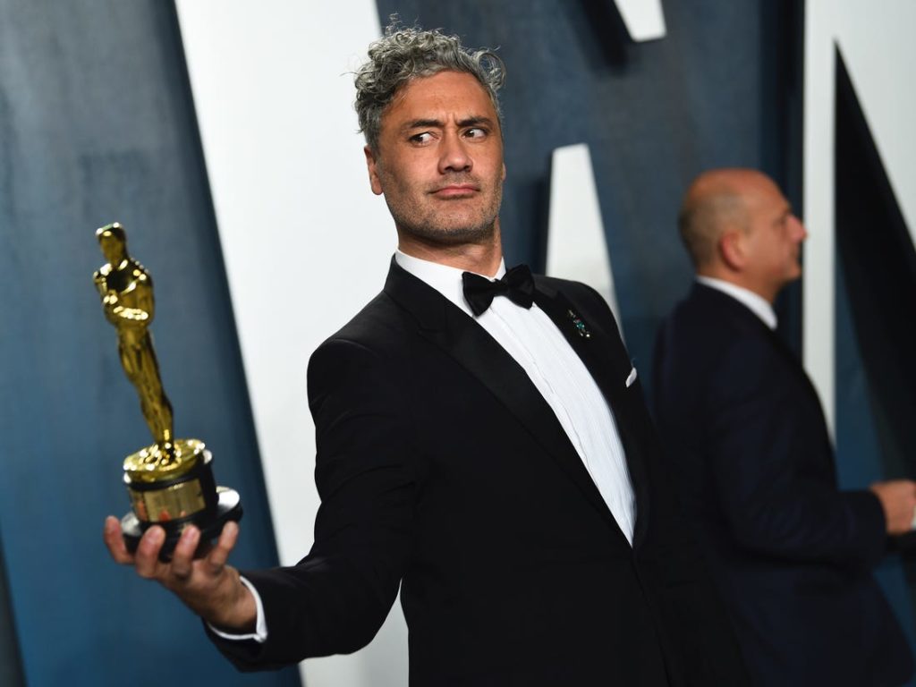 Videoja që po bën xhiron e rrjetit! Pasi u lodh duke e mbajtur në dorë, producenti i njohur fsheh statujën e “Oscars” poshtë karriges