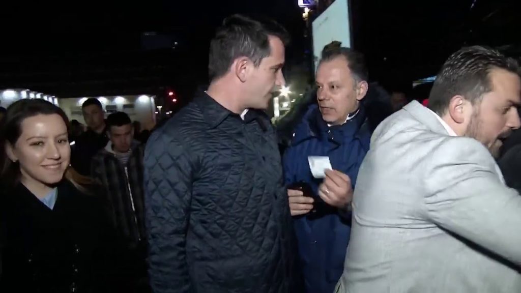 Video shqetësuese e shoqëruesit të Veliajt që përqafon gazetaren për ta penguar të intervistojë Kryebashkiakun bën xhiron e rrjetit
