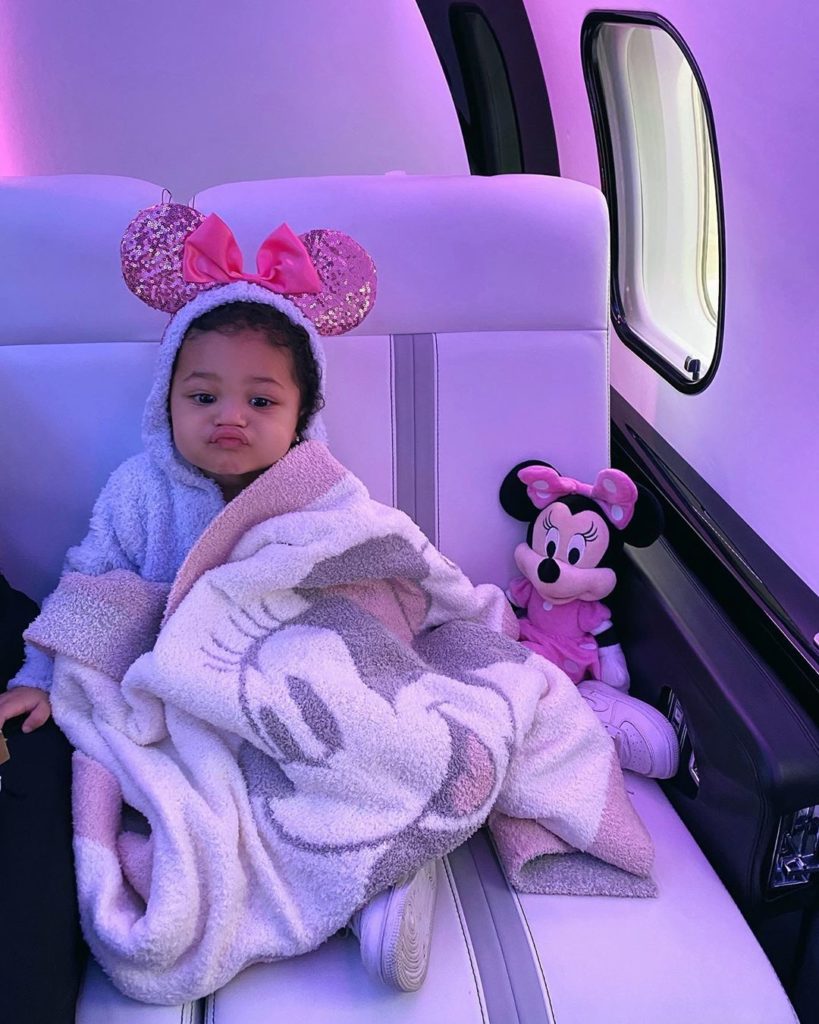 Vetëm 2 vjeç, Stormi refuzon ta quajë “mami” Kylie-n dhe videoja është e adhurueshme!