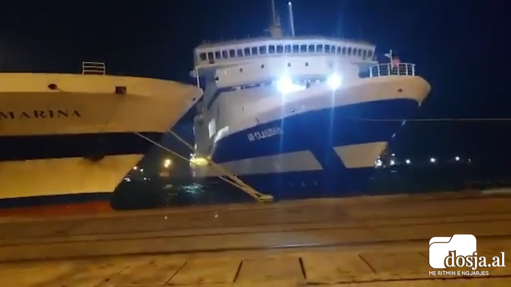 Erë e fortë në Durrës, përplasen tragetët