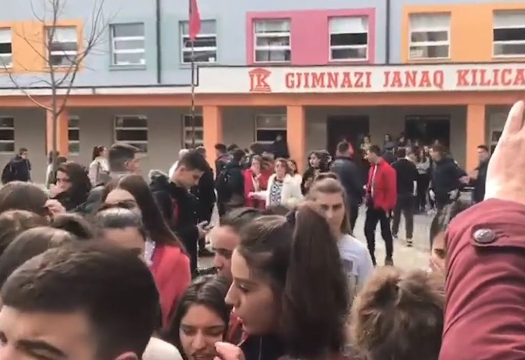 Një nxënës dyshohet për hedhjen e sprajit të piperit në ambientet e gjimnazit në Fier, dalin detajet