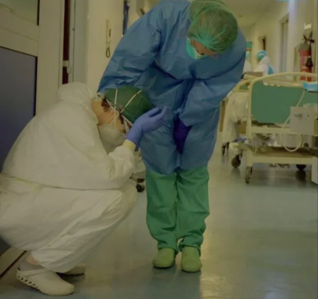 Prej javësh u shërben të prekurve me Koronavirus, mjekja italiane prek me fjalët e saj: “Nuk shoh dot as fëmijët”