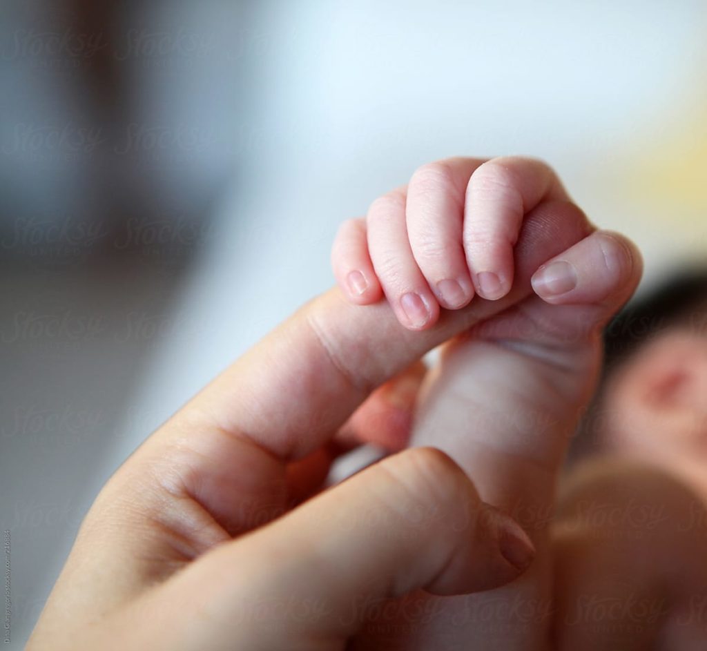 U infektua nga Koronavirusi pak minuta pas lindjes, ja si është gjendja e foshnjës në Londër