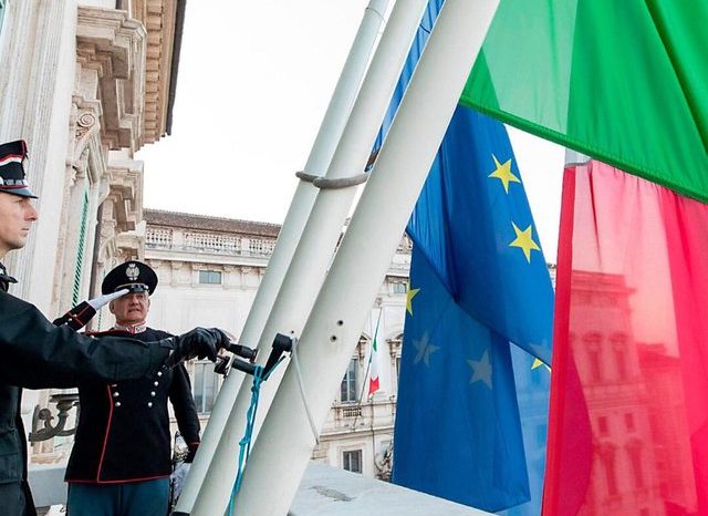 Flamujt në gjysmështizë, Italia mban një minutë heshtje për viktimat e koronavirusit