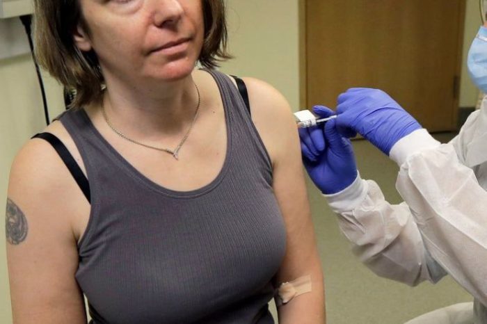 Flet gruaja e parë që doli vullnetare për vaksinën kundër COVID-19