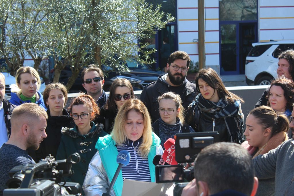 “Gruaja denoncon-policia injoron”, Lëvizja Vetëvendosje protestë për gratë e dhunuara në Tiranë