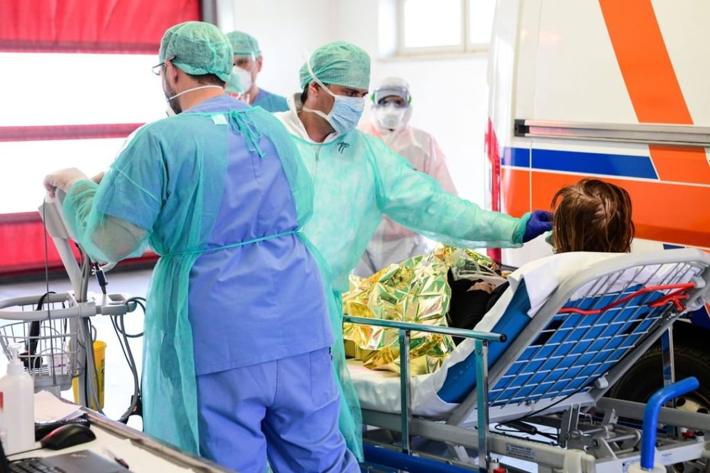 Të dhëna thelbësore: Studiuesit zbulojnë hap pas hapi si vepron koronavirusi tek pacientët e infektuar