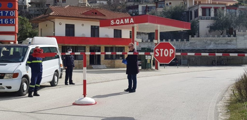 Izolohet një qytet i tërë në Shqipëri! Askush nuk mund të hyjë nëse nuk është banor