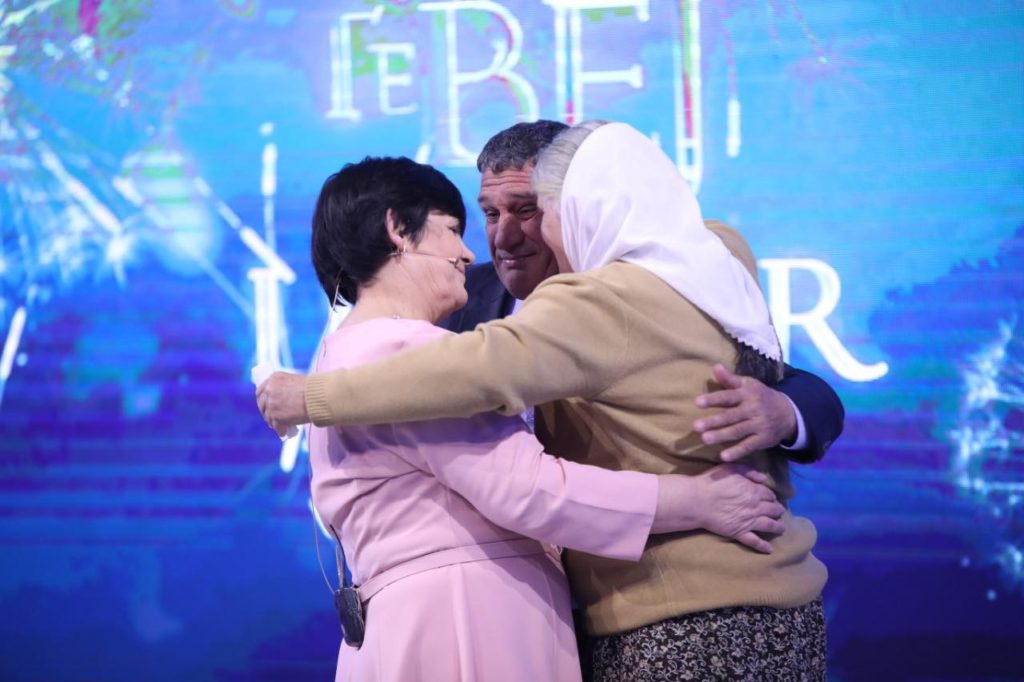 Emocionuese: Djali takon për herë të parë pas 53 vitesh nënën e tij biologjike