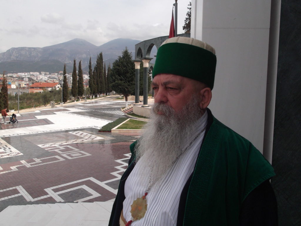 Sulltan Novruzi i gjen të izoluar shqiptarët! Baba Mondi: “Do të bëj një lutje, por pa njerëz”!