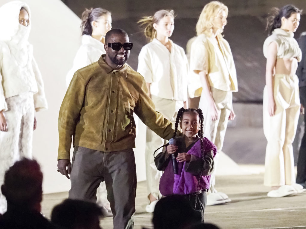 Ftesa e frikshme e sfilatës së Kanye West shkakton furtunë në rrjetet sociale!