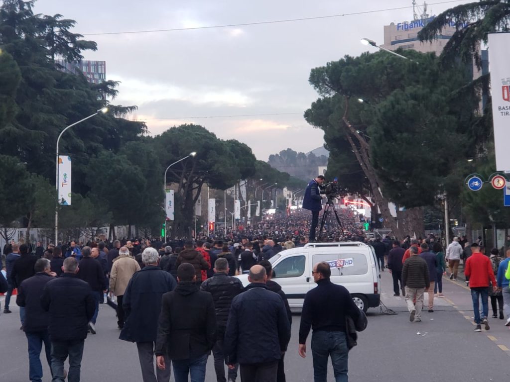 Po ndodh tani: Nis grumbullimi i njerëzve në protestën e thirrur nga Ilir Meta