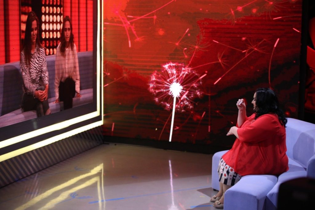 “Ke qenë një nënë e dytë!” Motrat surprizojnë mësuesen heroinë pasi humbën vëllain