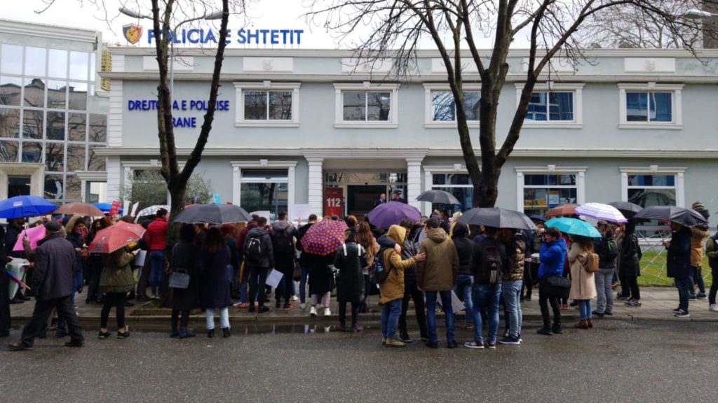 “Jemi gra, duam të drejta”, protestë para Drejtorisë së Policisë në Tiranë