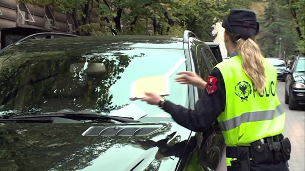 Durrës: Gjobitet me 700 mijë lek të reja i riu që doli nga karantina, tre të tjerë humbin patentën