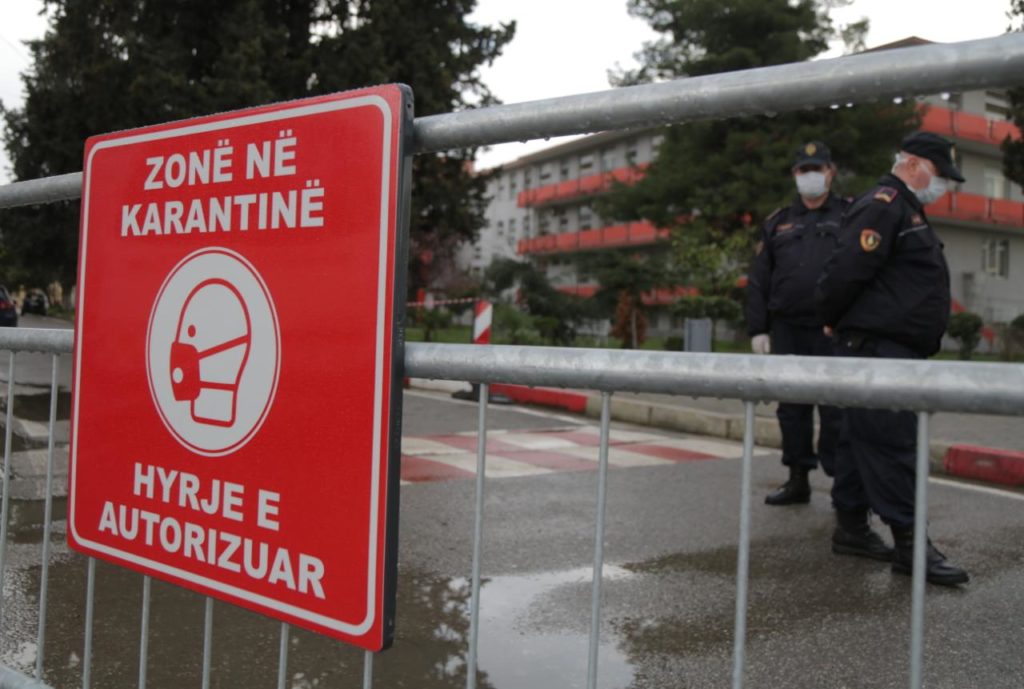 Udhëtoi me të moshuarën nga Durrësi dhe mori pjesë në ditëlindjen e nënës së tij, detajet për 66-vjeçarin nga Fieri me koronavirus