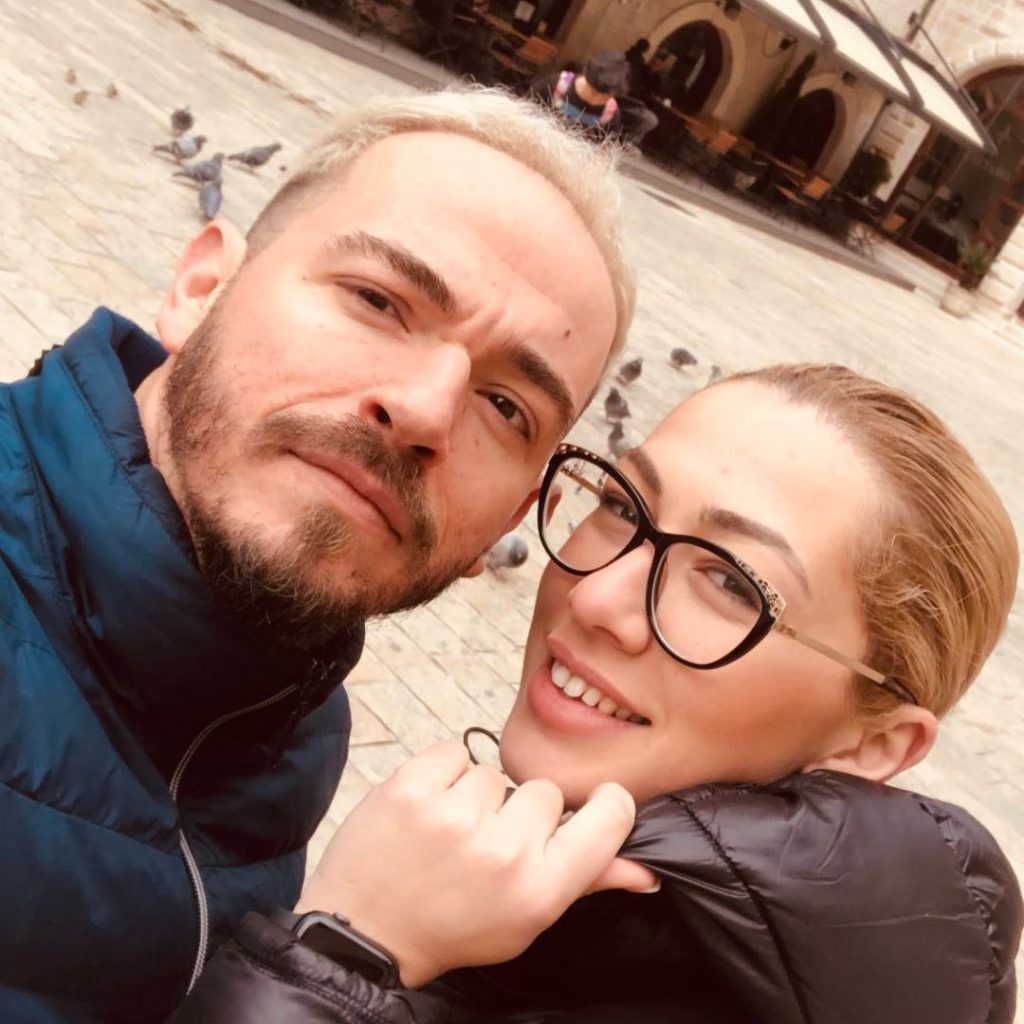 Prindër për herë të parë, partnerja e Kledi Bahitit konfirmon shtatzëninë me foton e ëmbël