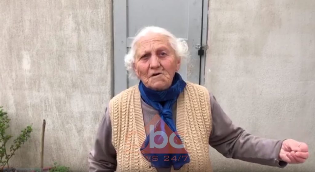 Flasin fqinjët e 33-vjeçarit me koronavirus në Korçë: “Kemi frikë, lagjja nuk është dezinfektuar!”