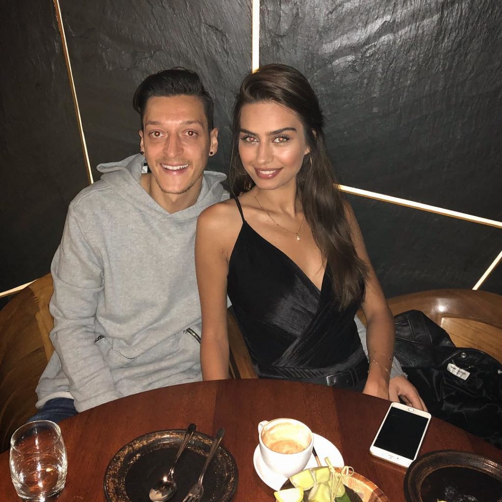 Nuk na kishin thënë asgjë, ylli i serialeve turke dhe Mesut Ozil bëhen prindër për herë të parë