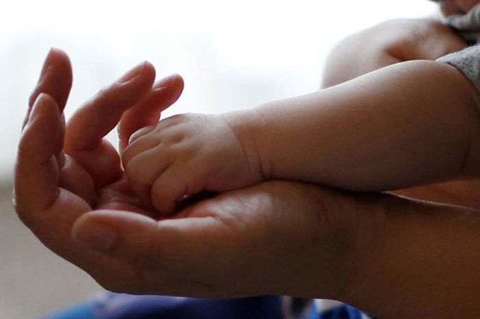 Nëna me Koronavirus sjell në jetë fëmijën në Greqi, del rezultati i analizës së foshnjës
