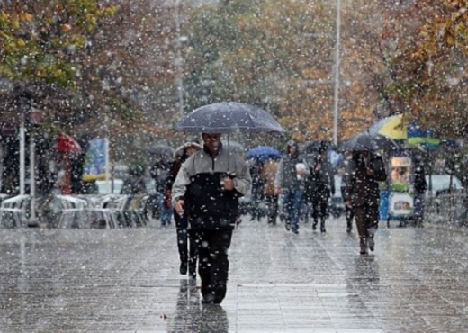 Ulen temperaturat, reshje dëbore edhe në Tiranë (VIDEO)