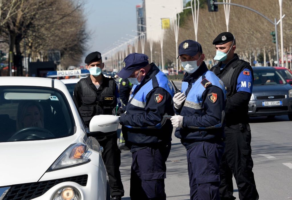 Kontrollet për zbatimin e rregullave të karantinimit, në filtrin e policisë edhe kalimtarët