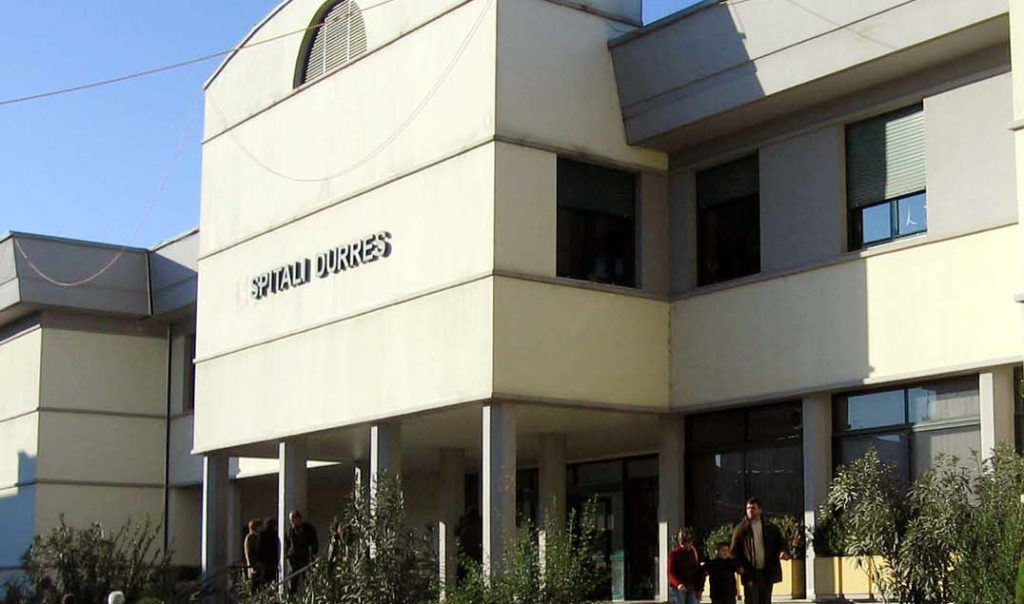 Mjeku që i shërbeu pacientes që ndërroi jetë në Durrës rezulton i infektuar me Koronavirus