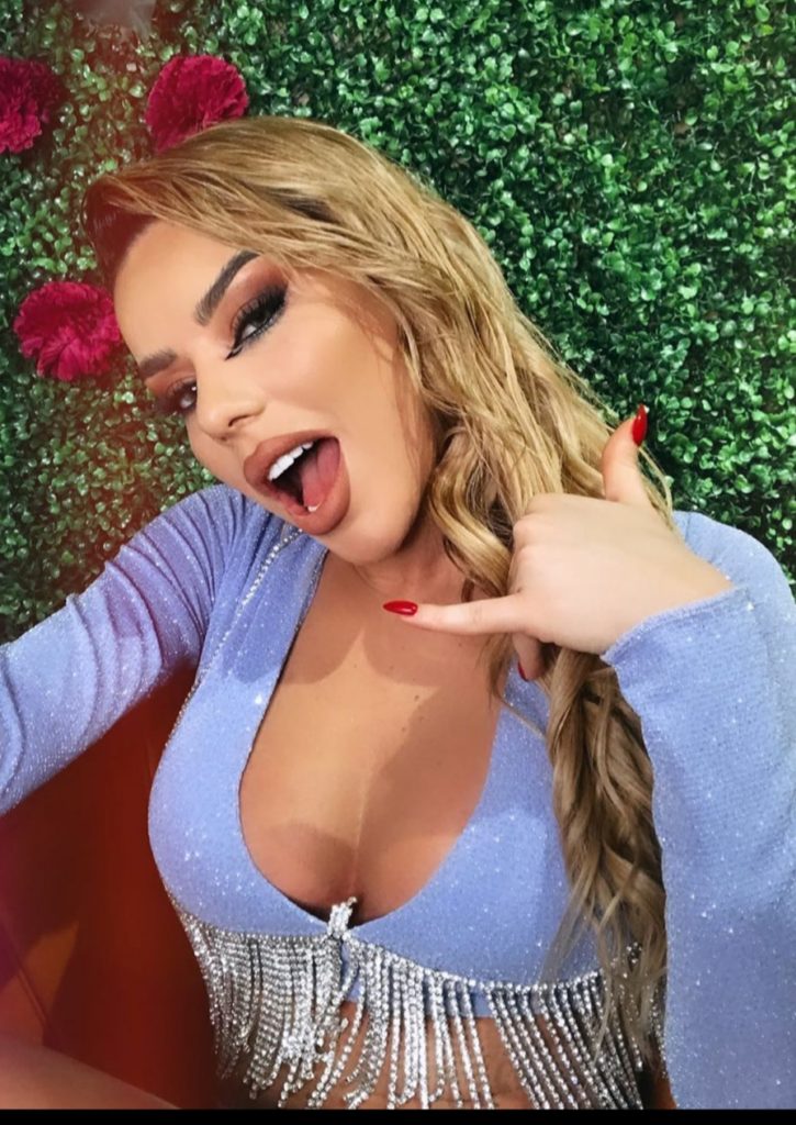 Vendime karantine! Tayna ndryshon papritur look dhe nuk e kishim parë ndonjëherë kështu