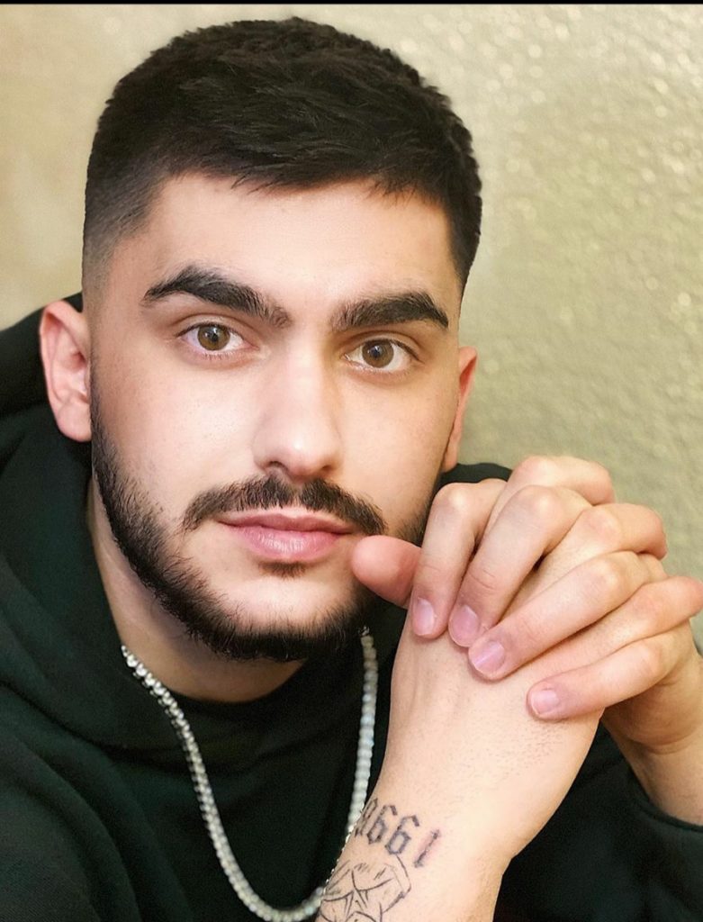 Tundimit nuk i shpëtoi as Butrint Imeri, këngëtari ndryshon look